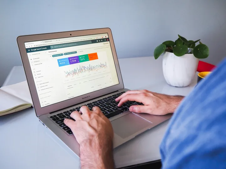 Solar Energy Digital Transformation: Maximizing ROI on Facebook & LinkedIn Ads